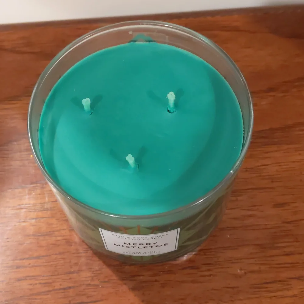 Merry Mistletoe 3 Wick Candle Bath & Body Works - Picture 5 of 7